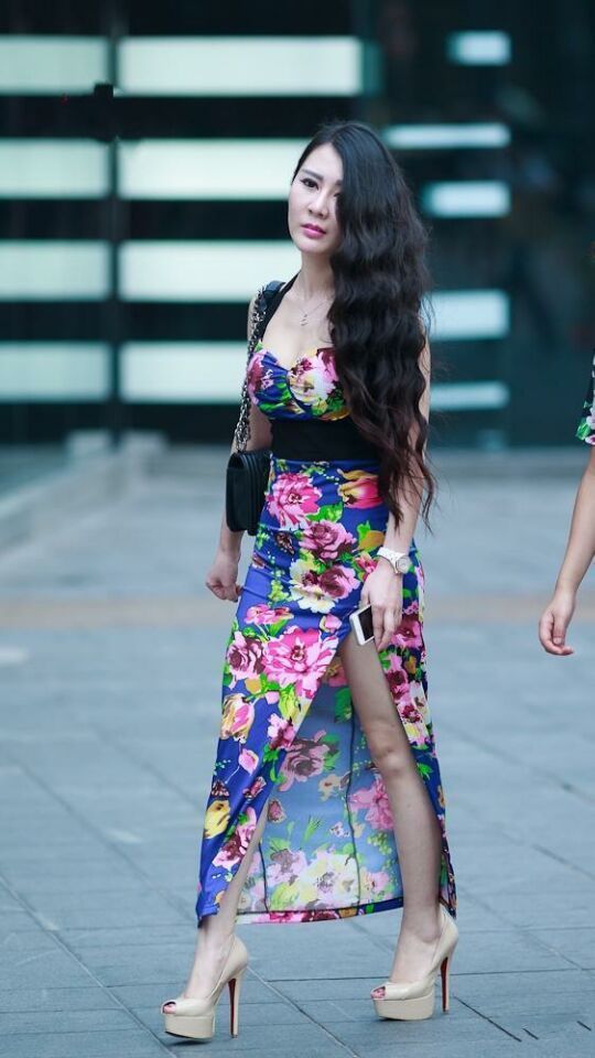 路人街拍，大花连衣开叉裙小姐姐，成熟又有魅力