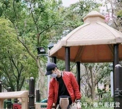 #男神#TVB不老男神郑嘉颖儿子颜值高，走路姿势更是乖巧可爱