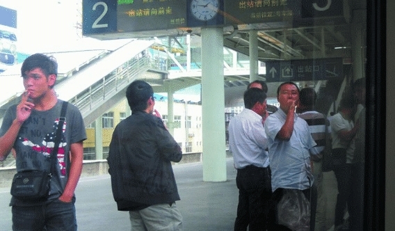 乘坐高铁，下车抽烟时车开走了怎么办？乘务员：只需问一句话即可