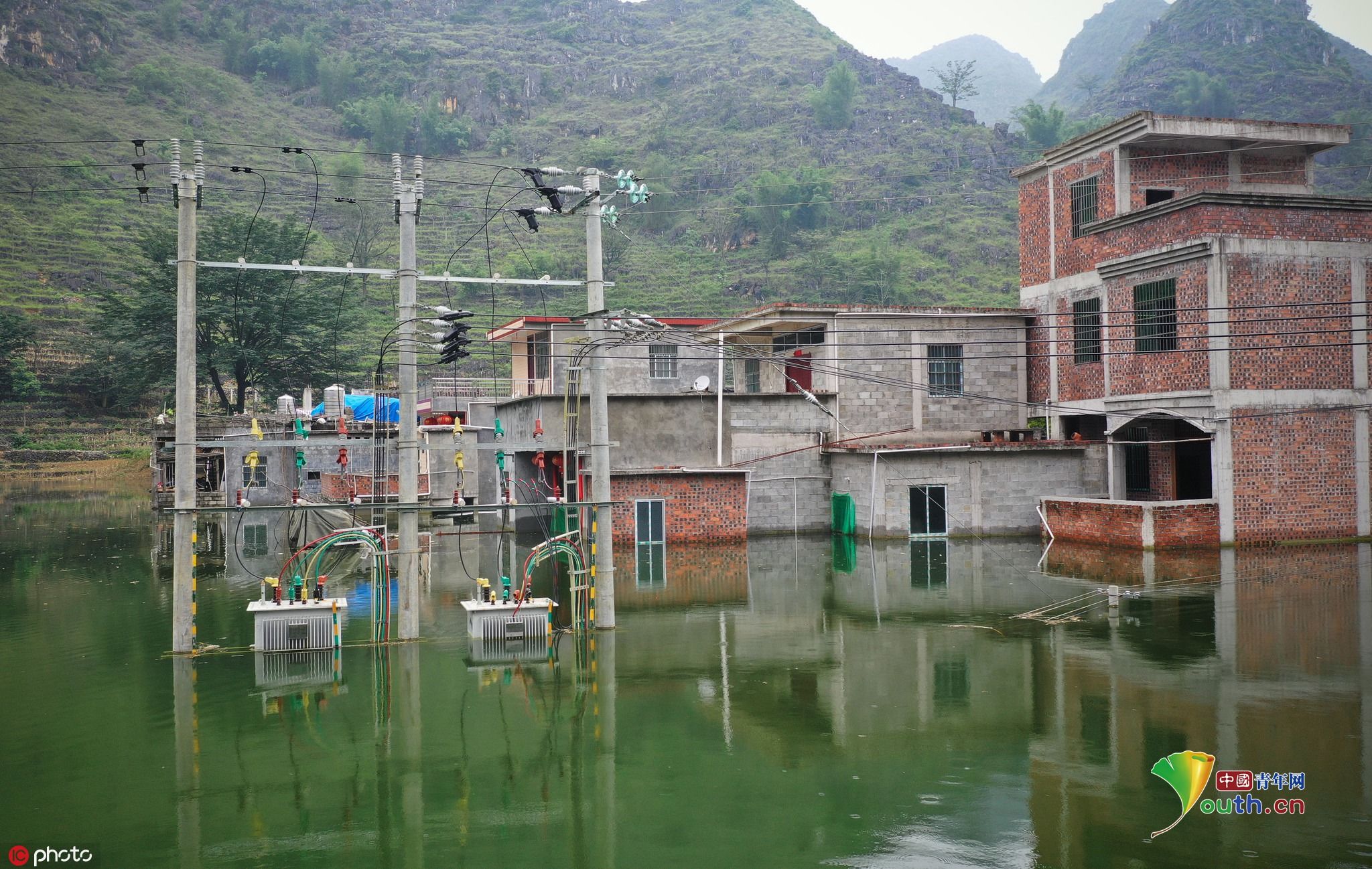 广西一山村遭地下水返涌成“威尼斯水村” 房屋成孤岛村民被困一