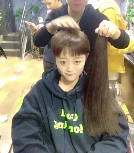 广东18岁女孩短发像个假小子, 接完长发后, 让男人们怀疑人生