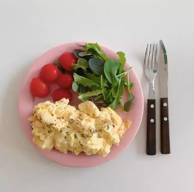 她婚姻失败不幸流产，42岁逆袭成马甲线女神，和小鲜肉谈恋爱！