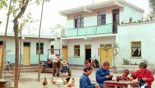 80年代的农村,我们晚上睡觉家里都是不用锁门的,就连家里的牲口也是外面栓着