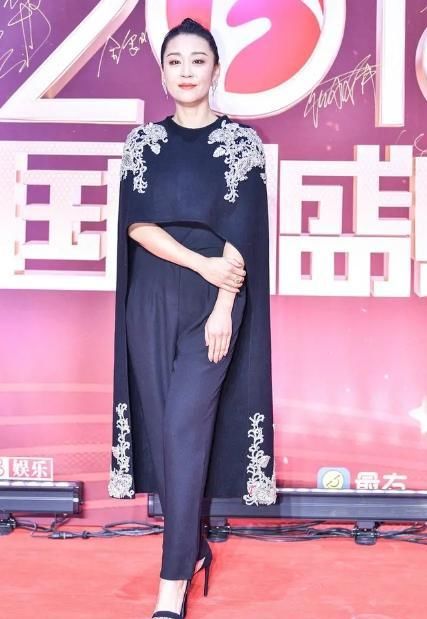 【设计】有一种媚而不妖,叫“苗木基地穿束腰裙”,单露一只肩,现代感满满的