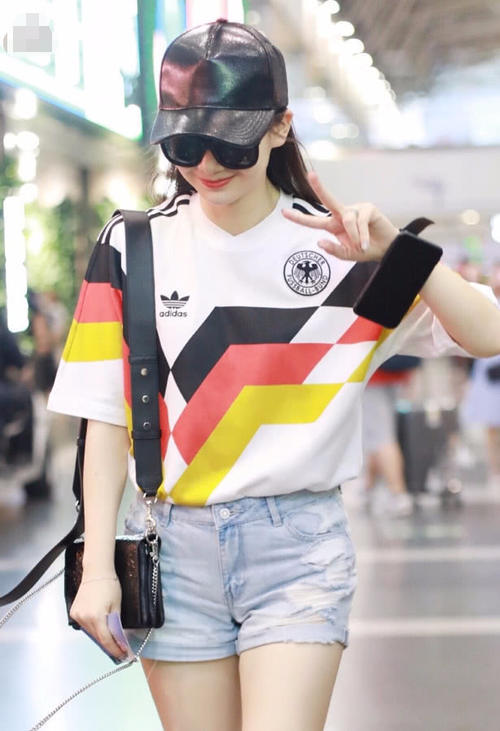 戚薇的腿怎么胖成这样了，穿长袜都挤出赘肉了，勒的不难受么？