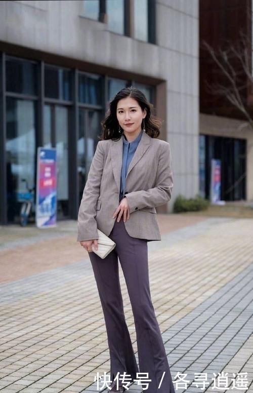 『美女』街拍:打底裤美女的搭配使得整体魅力提升,展现甜美气息