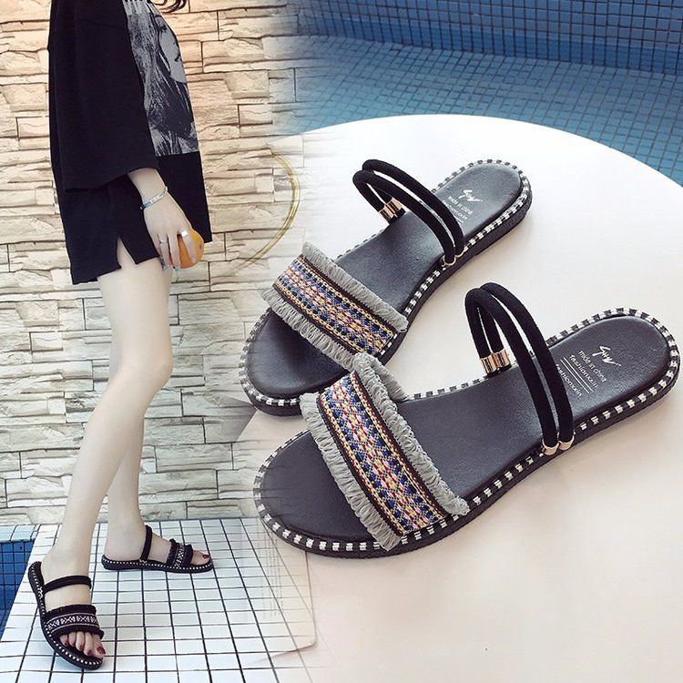 今年凉鞋真的太好看了，穿上软软的，衣服又好搭，怎么穿怎么漂亮