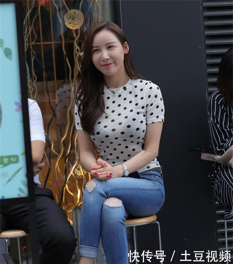 # 美女#一个美女可以拨千斤！，一条牛仔裤打天下