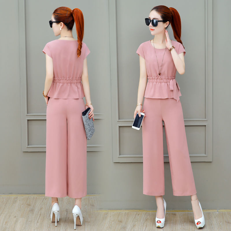 去香港出差，发现街上女人都穿，套装+高跟鞋，美的不像45岁