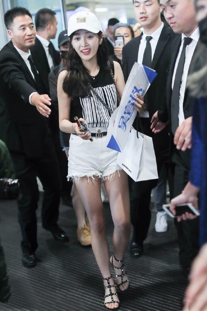 真服吴宣仪！烂大街的牛仔短裤穿得如此潮流，实力诠释什么是美腿