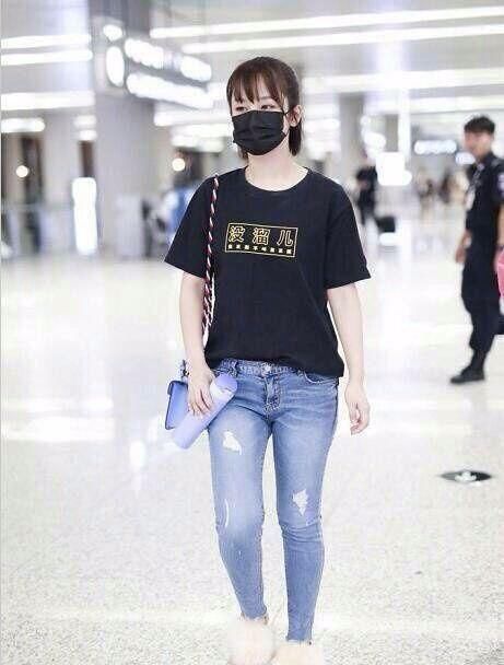 一件显黑的衣服，杨紫穿上身居然会白到反光!网友:底子好!