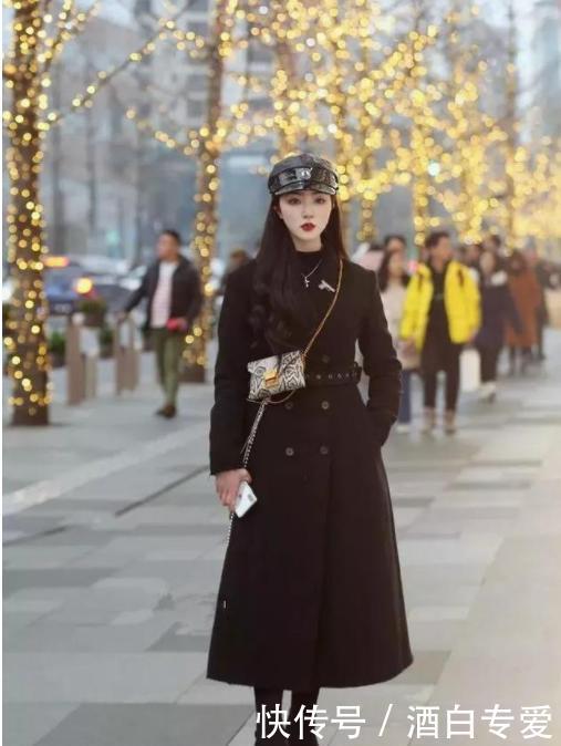 『 看起来』搭配黑色短裤,看起来十分有气质,街拍:图3美女穿亮片吊带背心