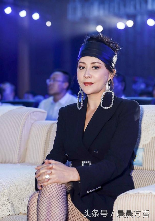 刘嘉玲西装下面直接穿渔网袜，53岁的年龄23岁的腿，网友:就服你