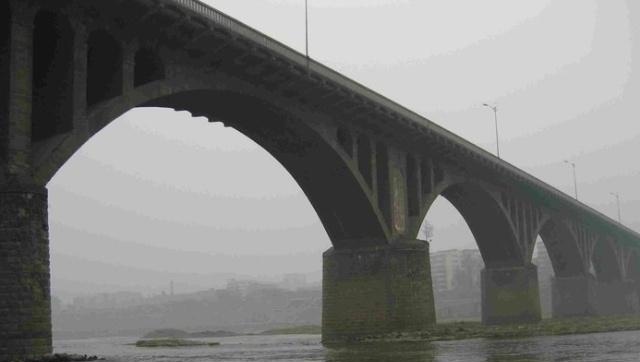 40年洪水加8级地震，专家预测这座桥不安全，760斤炸药响后尴尬了