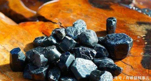 放羊老汉在山上捡到“打火石”，被人低价收购，相关人员这是中国