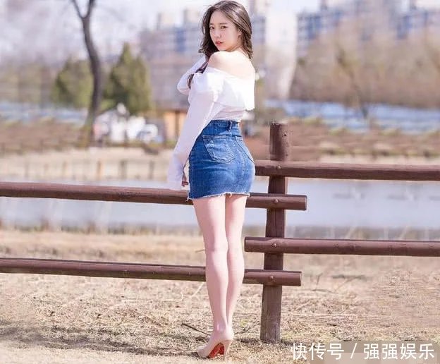 小姐姐白色的上衣搭配包臀裙，美的让你移不开双眼，给人一种清纯