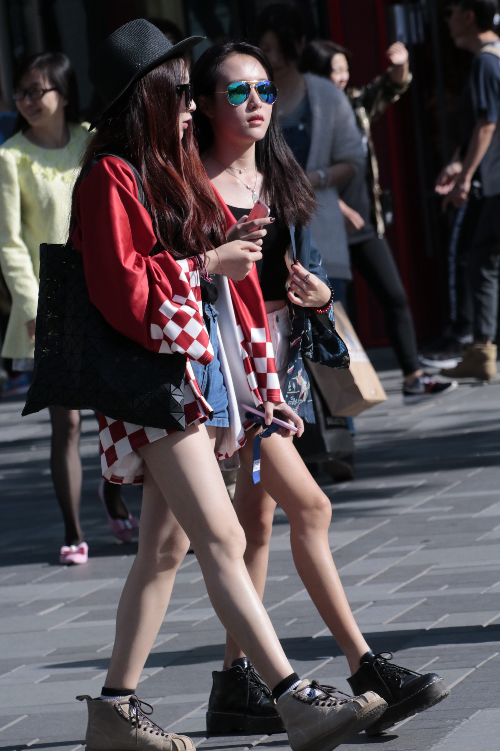 街拍:时尚两姐妹逛街狂秀美腿,夏天的味道越来越浓了