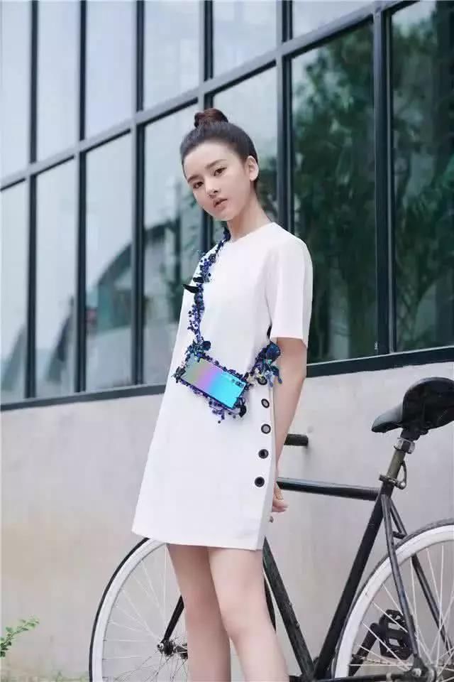 宋祖儿终于秀腿了，大长腿完败关晓彤，这才是货真价实的腿精!