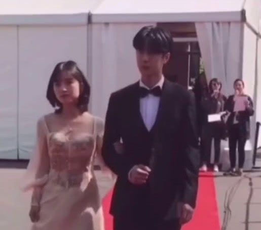 「生人」沈月王一博红毯挽手走，看到两人背影后，不愧是“生人勿碰”王一博