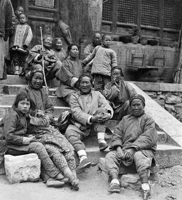 美国人在鞋盒里发现了6000张中国老照片，轰动全世界