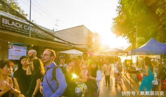 见到泰国皇室时，泰国人立马匍匐跪拜，那中国游客遇见时该咋办？