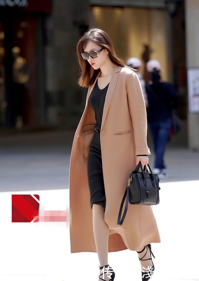  #显现#街拍：白色紧身长裙果然最能显现美女的好身材