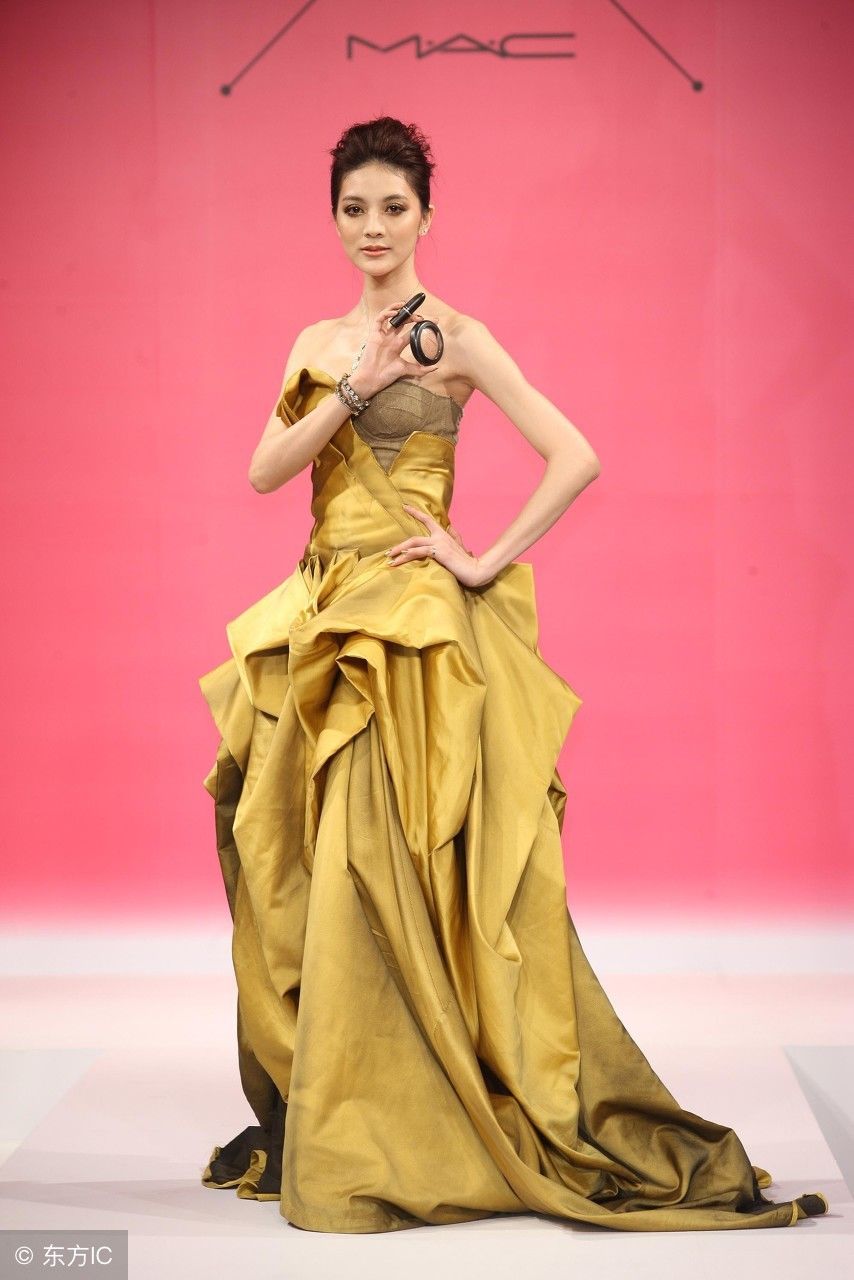 吴亚馨:这一身礼服，绝对的女神范儿