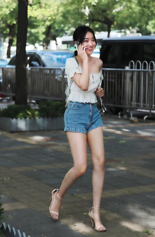街拍：一字肩姑娘、长腿妹子、身姿妩媚小靓妹等，你最欣赏哪种？