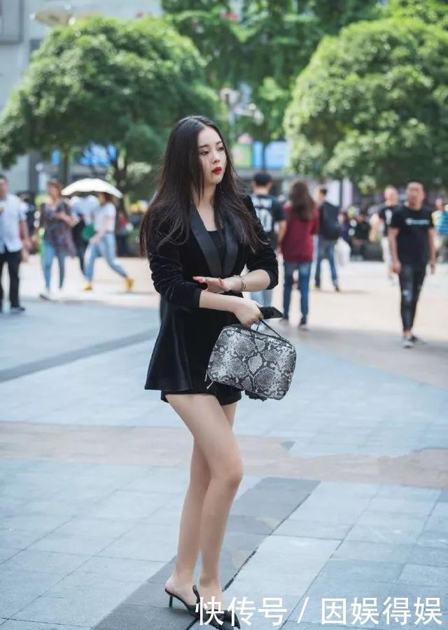 「尖头」美女紧身牛仔裤搭配粉红色尖头高跟鞋,让她显得更加的年轻与美丽