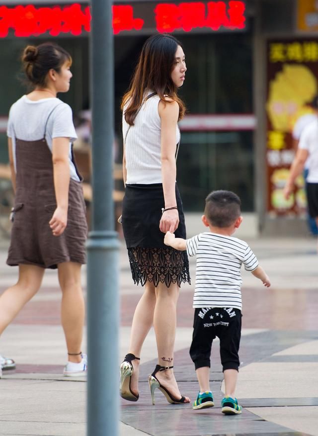 街拍路人，时尚的辣妈穿搭就是与众不同，总是给人一种迷人神秘感