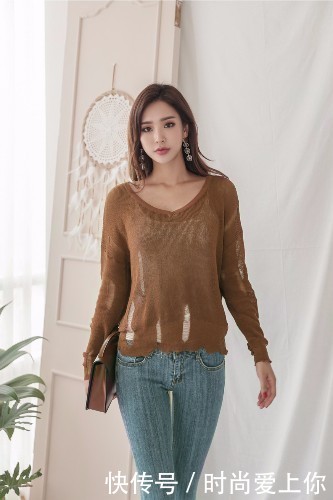 拥有小蛮腰的紧身牛仔裤小姐姐，尽显婀娜多姿的身材曲线！