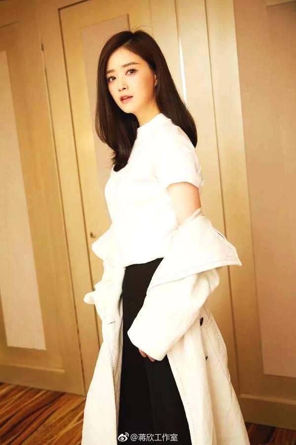 蒋欣亲身试验，微胖大胸妹纸怎么穿才是对的?!