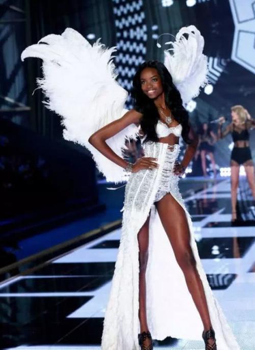 维密返场面试被这双又直又长的腿刷屏了……