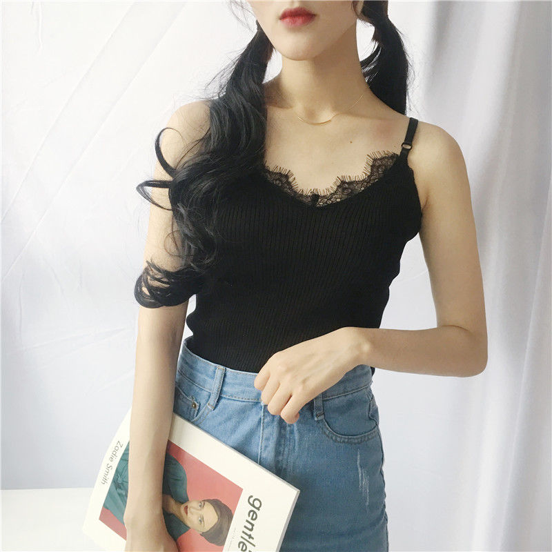 女人身材好别藏着，紧身背心光着穿，丰满性感，勾勒出火辣小蛮腰