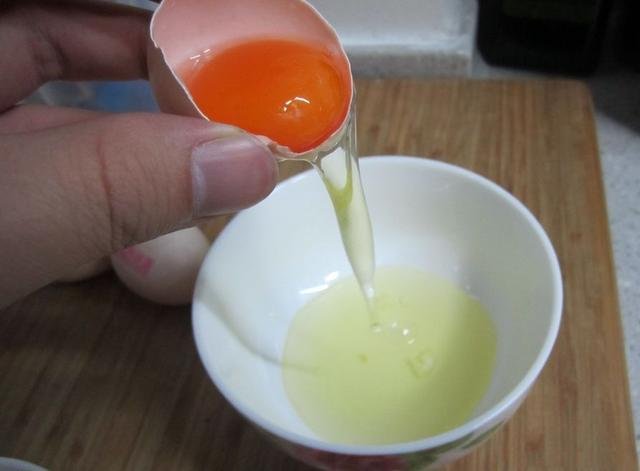 女人毛孔粗大很粗糙，用蛋清和小颗粒混合敷脸，3天收毛孔除暗黄