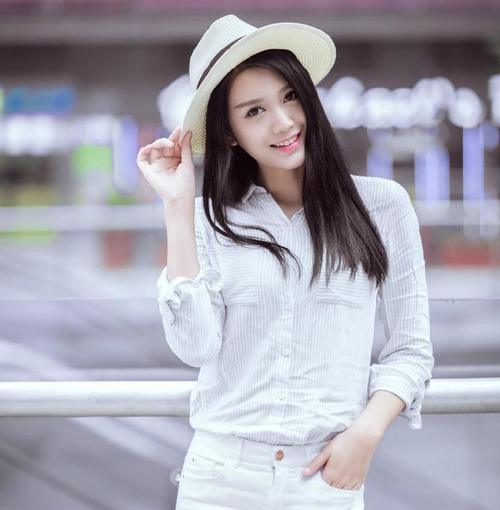 美女穿着苗条白色牛仔裤，婀娜身形让人迷恋不已！