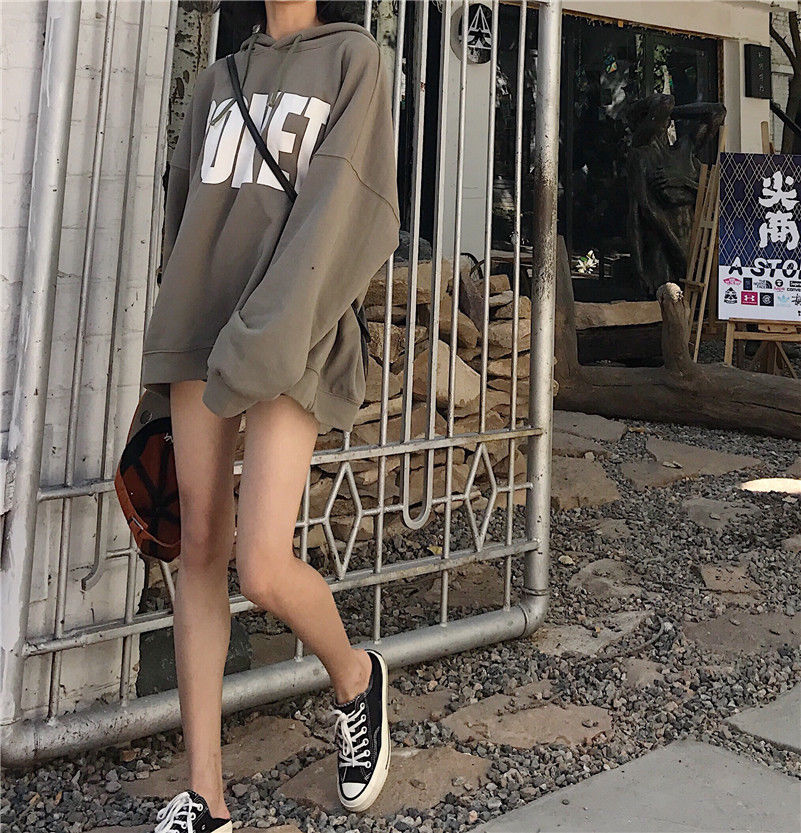 偷偷告诉你，今秋流行“减龄衫”，比裙子还显瘦，潮流时尚美到炸