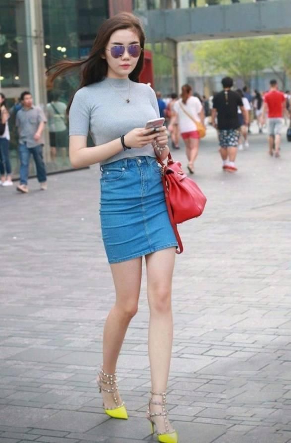 街拍:性感妩媚的高颜值小姐姐，如此丰满的上围你心动吗?