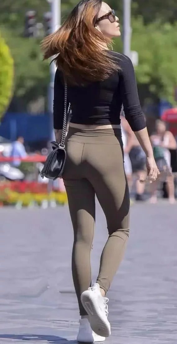 时尚辣妈深色紧身裤绷出肥硕的臀线，丰满的程度真不是小女生能比