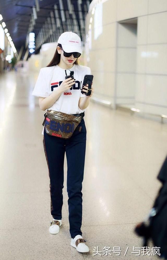 戚薇穿上长裤，腿还是有点粗！之前穿短裤的腿像假腿，又细又直！