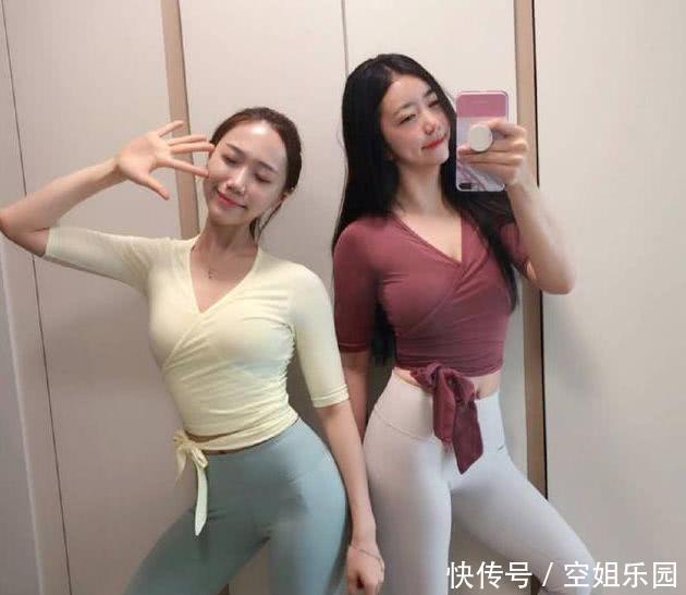 穿上紧身打底裤的美女，身材更加高挑紧致有型！