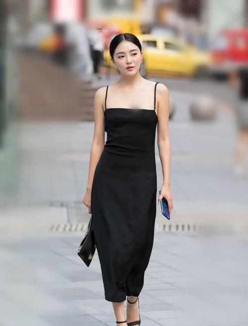  『气质』街拍：小姐姐黄色印花连衣裙很显高贵，浑身上下充满着时尚的魅力