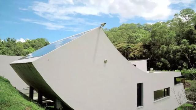 他买下30000小山头，造了一栋隐居的房子，远离城市，幽静清心