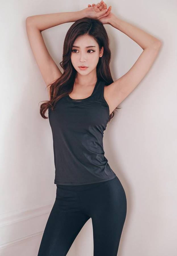 简单装扮的打底裤小姐姐，年轻又漂亮，尽显凹凸身姿！