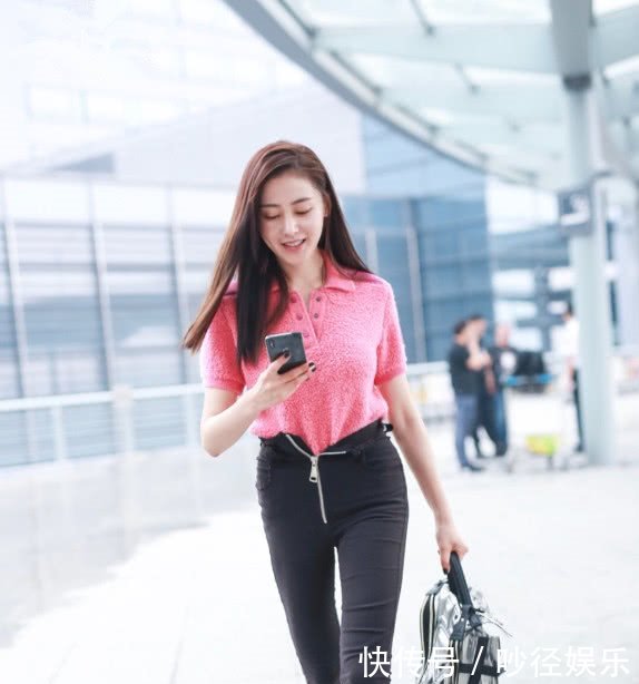 张天爱急着赶飞机裤子拉链开着也不管，身材好就是任性！