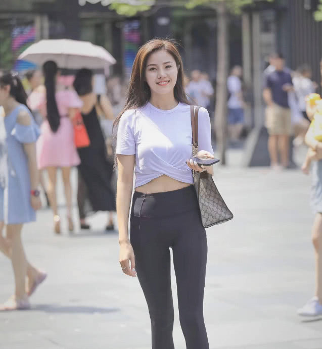 清纯小姐姐黑色紧身裤，时尚的穿搭，秀出性感好身材，网友：年轻