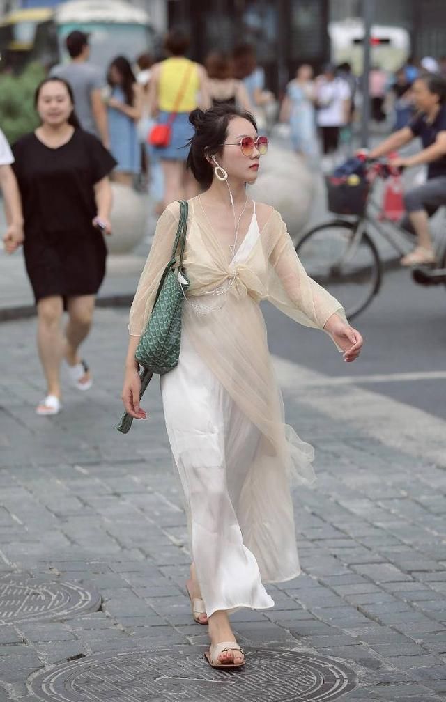 街拍：唯美迷人的打底裤小姐姐秀出清纯好气质，美出新高度