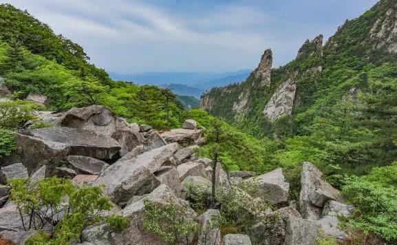 河南尧山的环卫工，在悬崖栈道上工作，每天风雨无阻月入1500