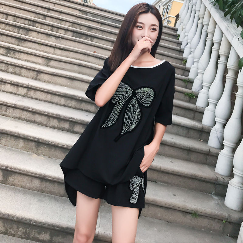 别傻傻T恤配牛仔?又丑又土!今年流行棉麻衫+短裤，轻便还美丽