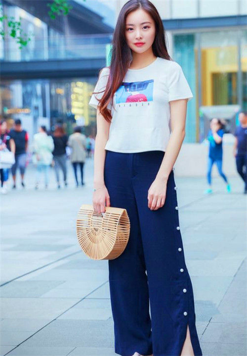 『女人』街拍:甜美动人的小美女,彰显女人的气质,吸引力十足